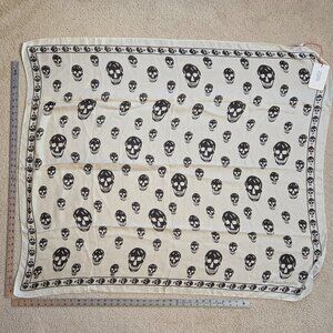 NWT 100% Silk Alexander McQueen Skull Scarf Black White